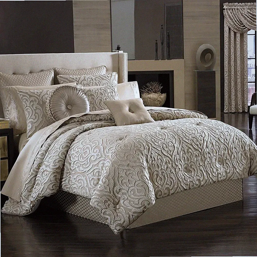 J Queen New York Astoria Comforter Set KING Size. Beautiful! (Sand)